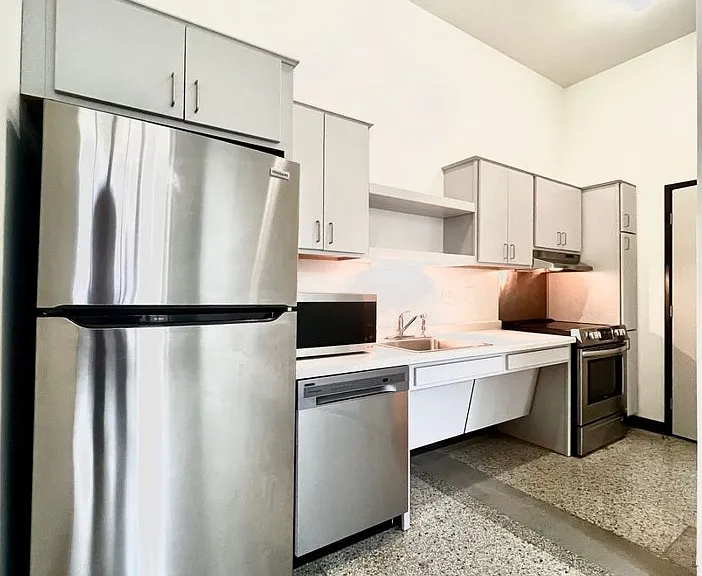 521 W 2nd Street - Leijona — Photo 2