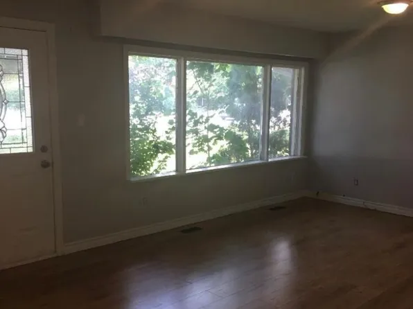 969 Davis Dr, Newmarket, ON L3Y 2R7