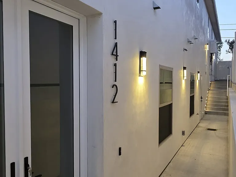 1412 Marine Ave — Photo 2