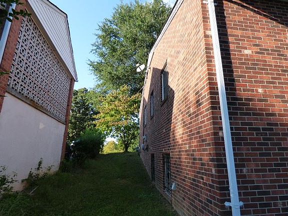 4th image of 1218 Lamar St