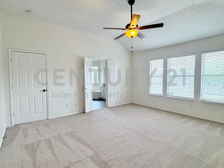 835 Rockett Ln — Photo 10
