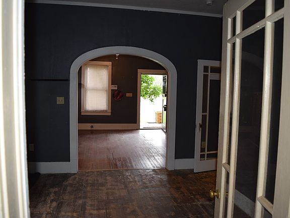 4th image of 425 W King Ave