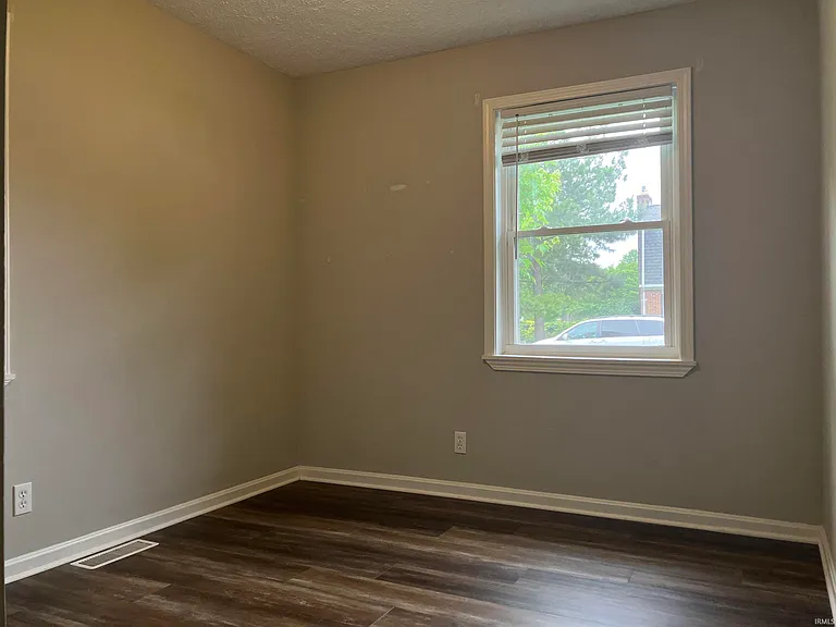 900 S Saint James Blvd — Photo 15