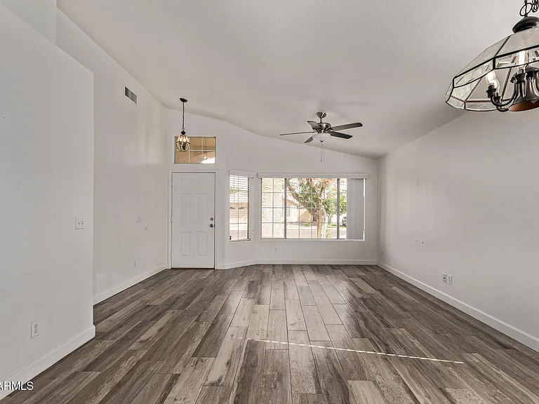1077 W Laurel Ave — Photo 4
