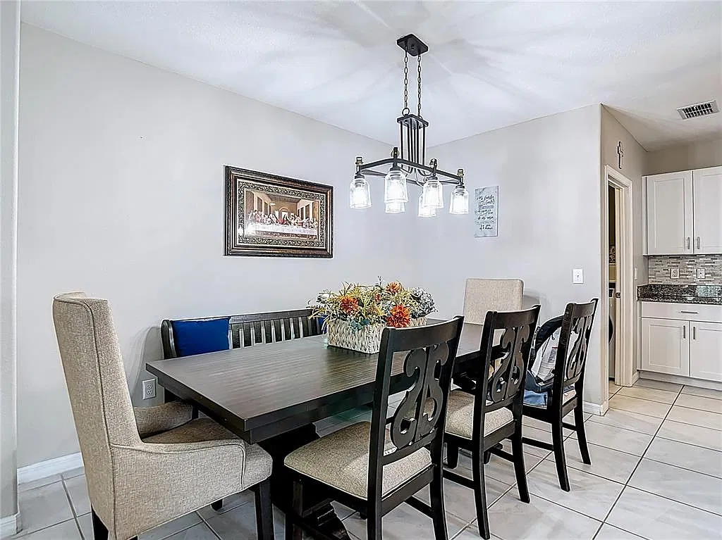 5 bed, 2.5 bath, 2190 sqft, $2,850 — Photo 4