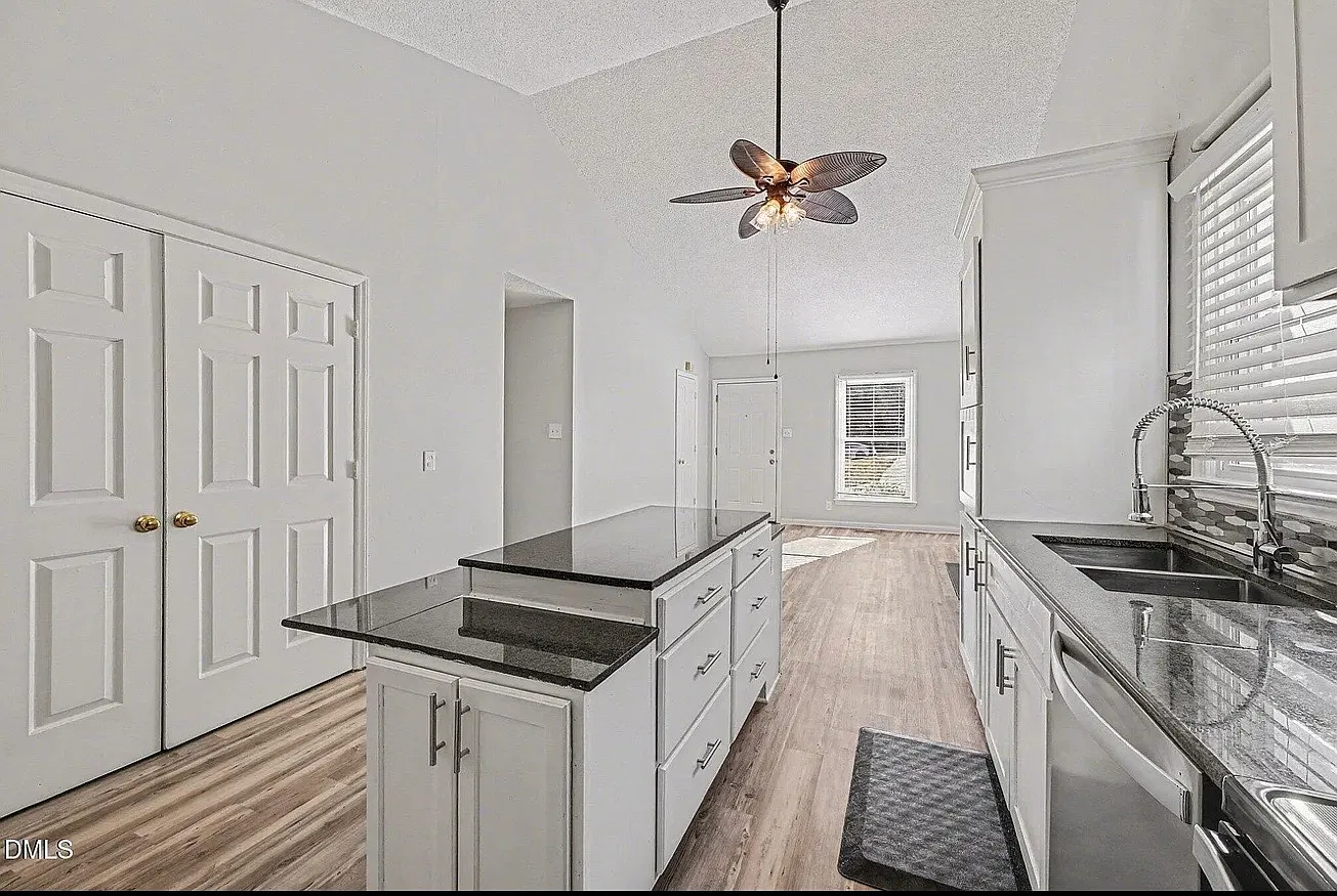 3 bed, 1064 sqft, $2,100 — Photo 3