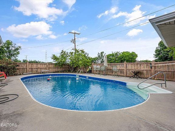 4th image of 948 Beverly Dr