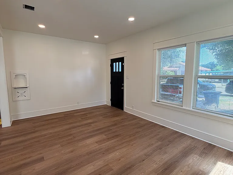 547 W Highland Blvd — Photo 2