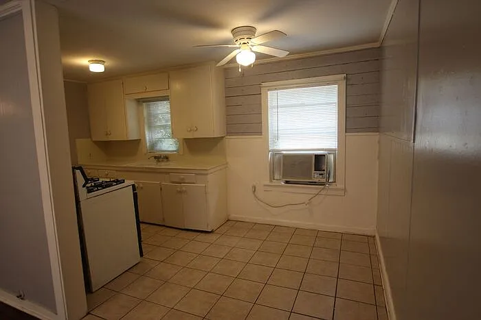 518 W Charnwood St #A — Photo 4