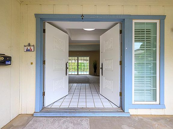 3rd image of 302 Leveland Ln