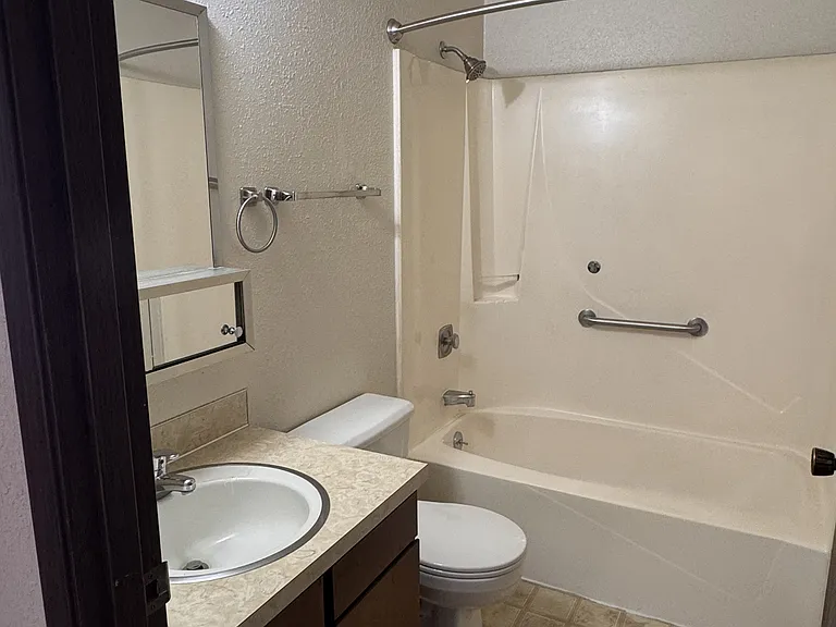 423 Hewitt Ave #16 — Photo 6