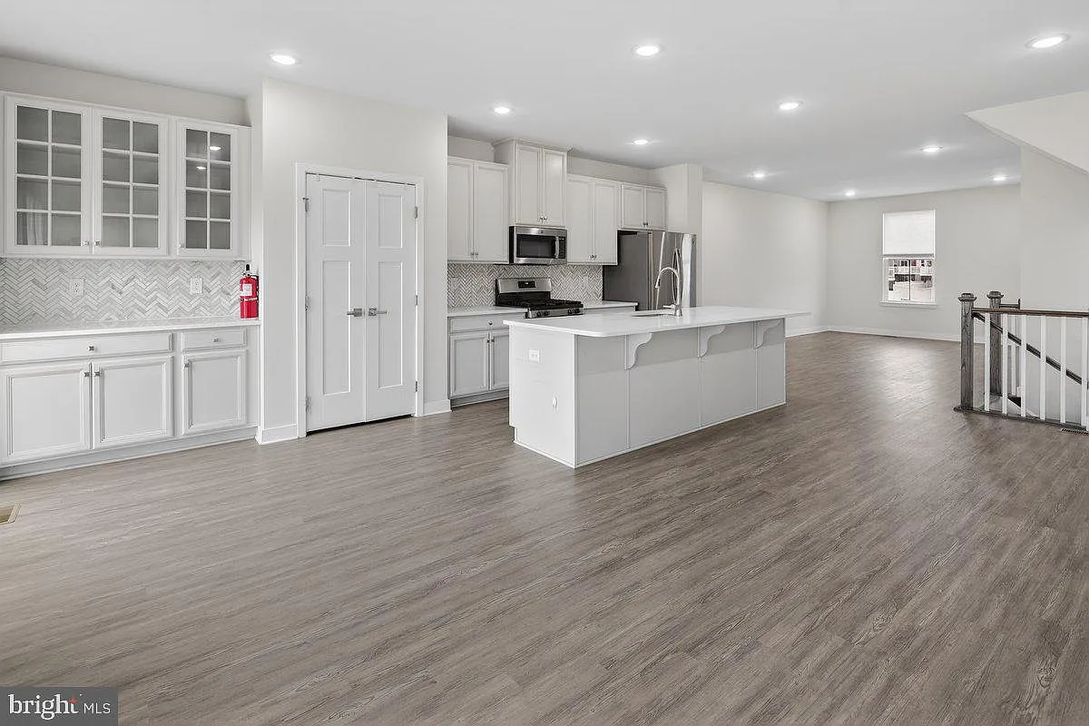 4 bed, 3.5 bath, 2320 sqft, $3,800 — Photo 1