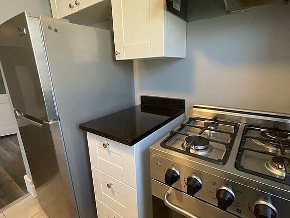 5th image of 410 Erie St E #410