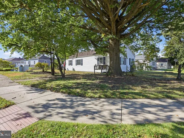 718 Woodsedge Rd, Wilmington, DE 19804