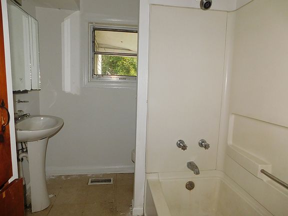 5th image of 204 Wadsworth St