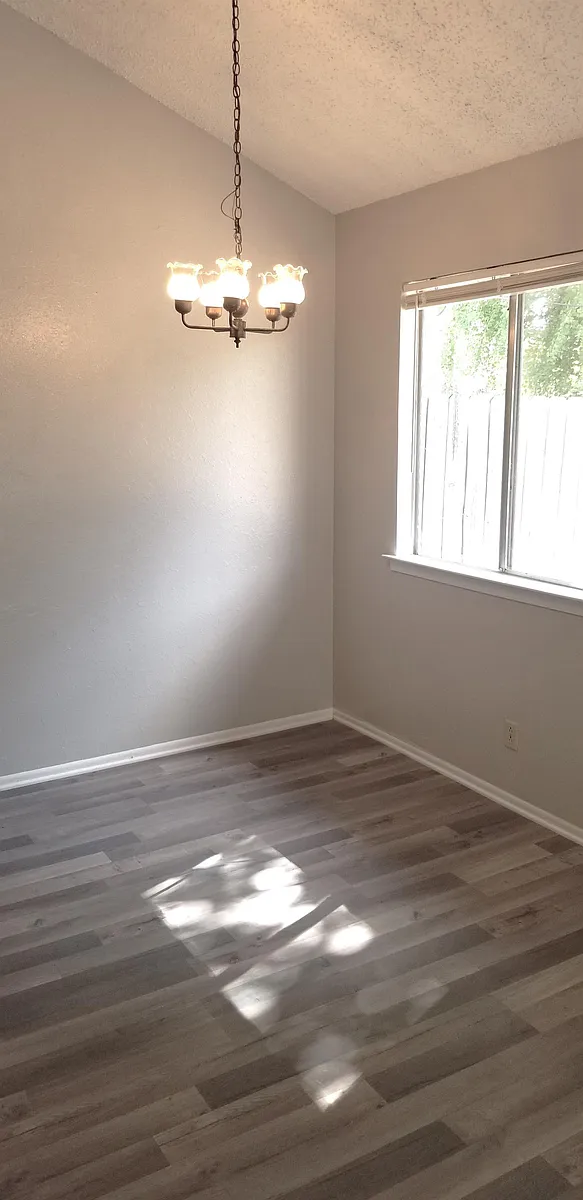 Building Photo - 1109 Wales Dr #1