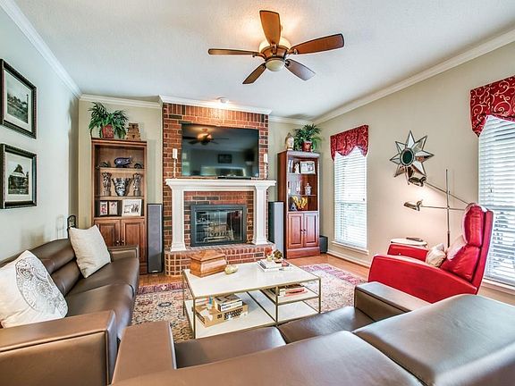 5th image of 915 Princeton Ln
