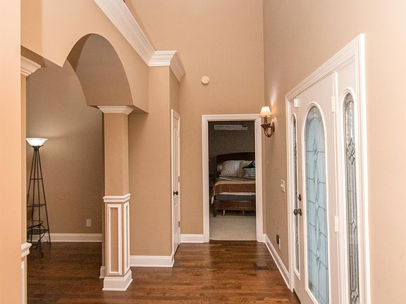 4th image of 1048 Briarwood Dr