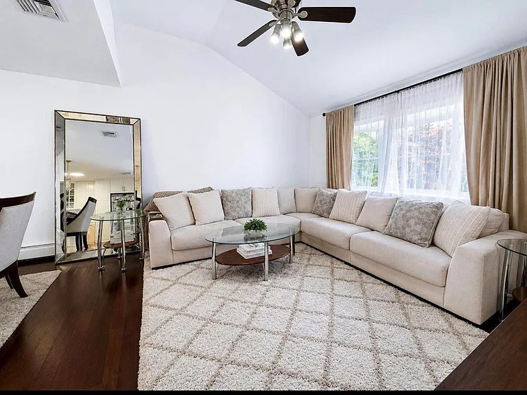Roslyn St — Photo 1