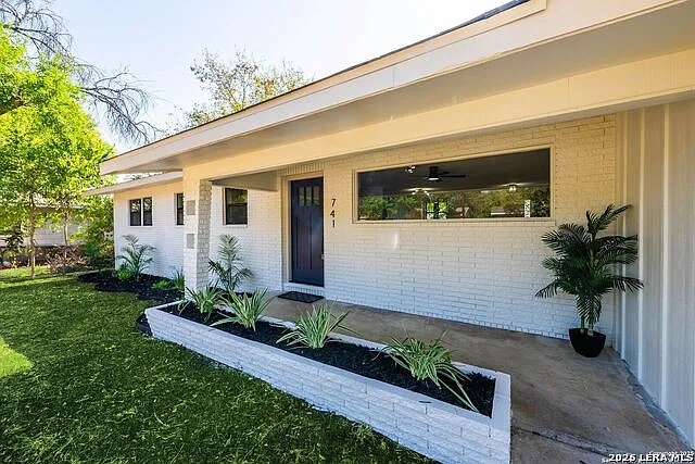 3 bed, 2.0 bath, 1276 sqft, $2,000 — Photo 2