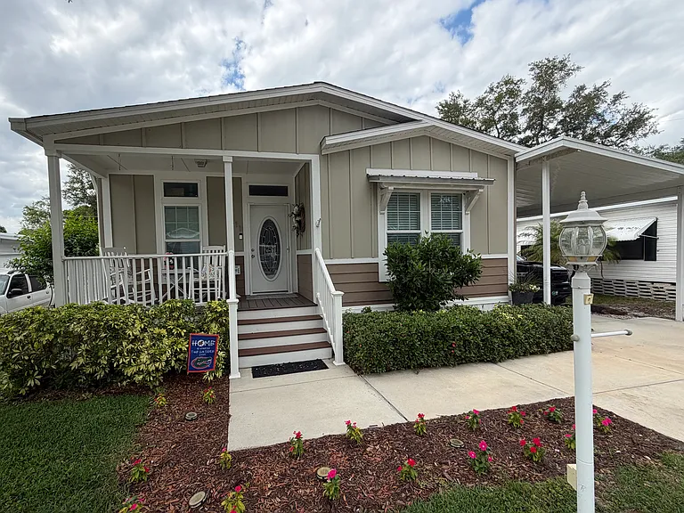 211 Hummingbird Ln — Photo 1