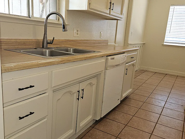 1153 Sparrow Dr — Photo 3
