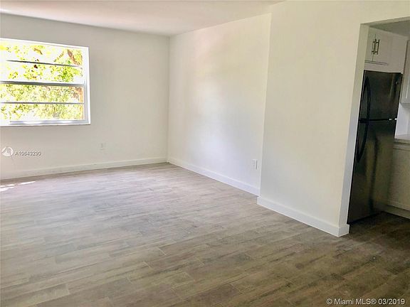 4th image of 1114 SW 37th Ave APT 5