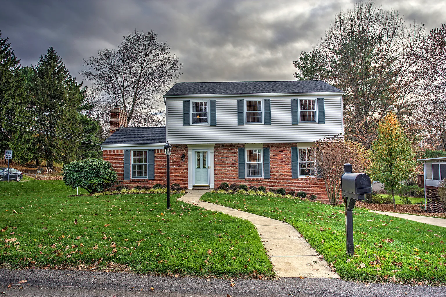 1101 Tamarack Ln photo 1
