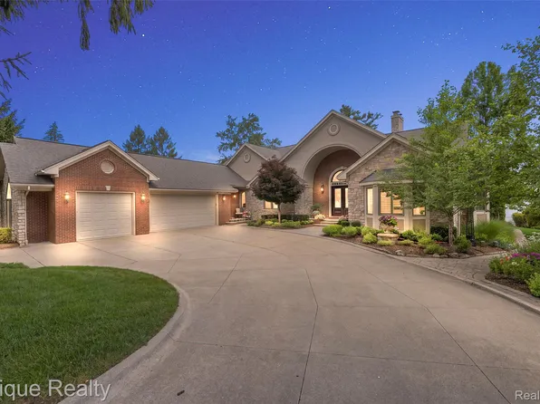 565 Shady Oaks St, Lake Orion, MI 48362