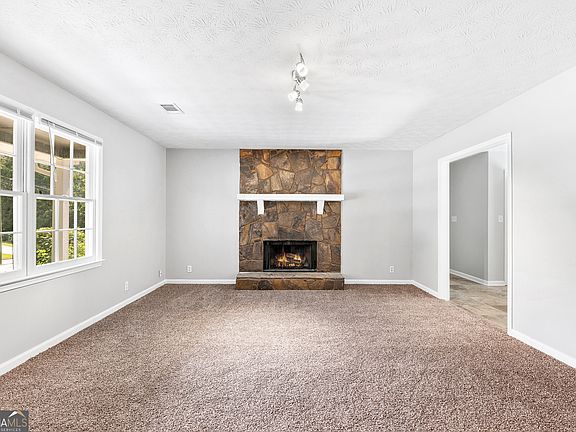 4th image of 730 Shoreline Trl SE
