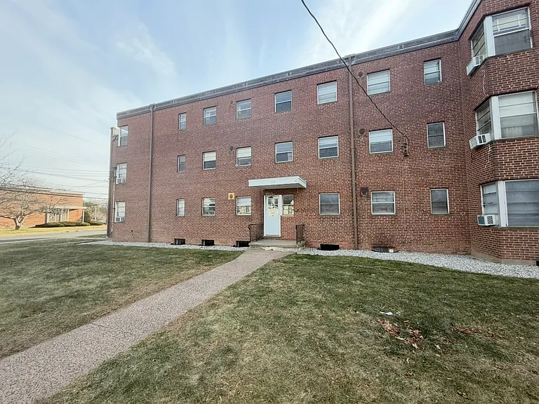 579 Center St #B5 — Photo 2