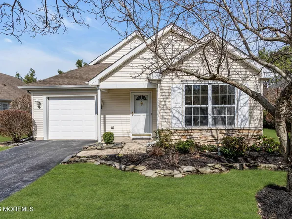 11 Schoolhouse Lane, Lakewood, NJ 08701