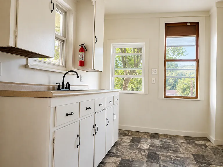 1108 W Walnut St — Photo 2