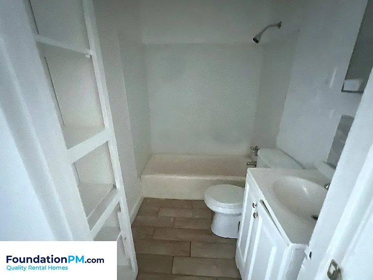 2320 E Warren St — Photo 11