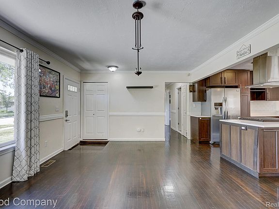 5th image of 2742 Downey Dr