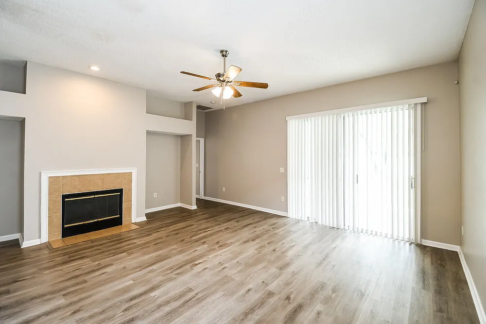 3 bed, 2.0 bath, 1732 sqft, $2,040 — Photo 3