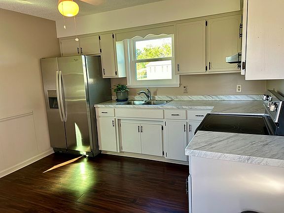 3rd image of 3429 Eastview Dr