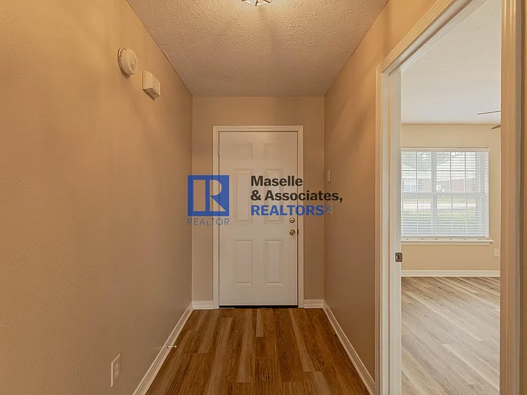 413 Woodlake Ln — Photo 7