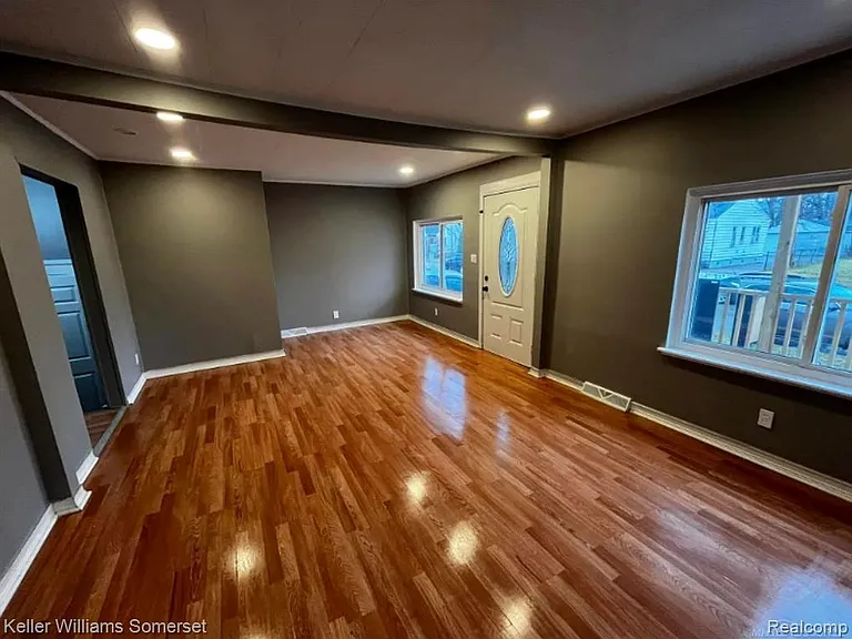 8647 Chalmers Ave — Photo 3