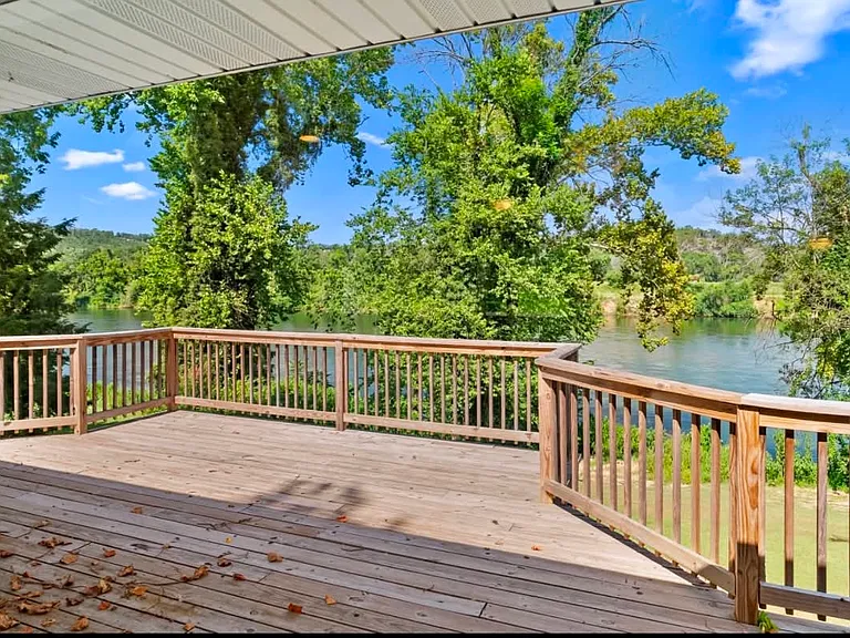 282 Riverview Dr — Photo 3