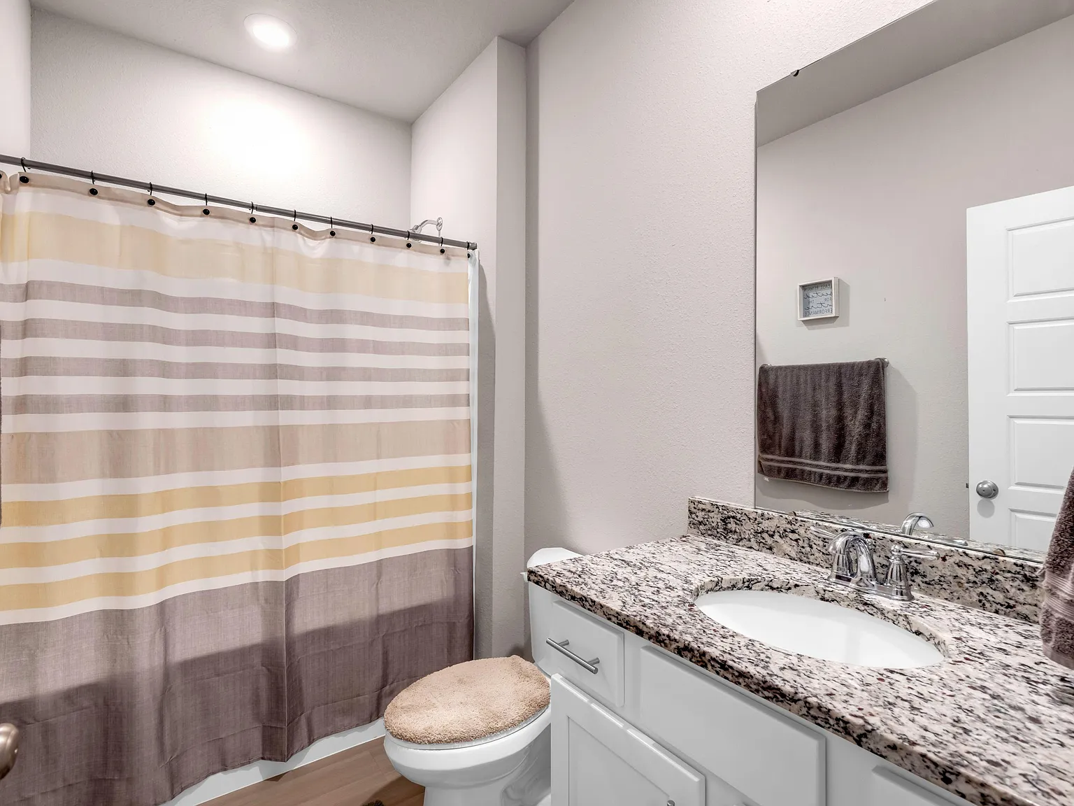 3 bed, 1.0 bath, 2200 sqft, $1,139 — Photo 3