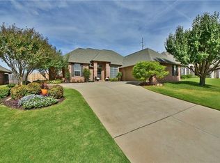 121 Amberwood Rd, Edmond, OK 73003