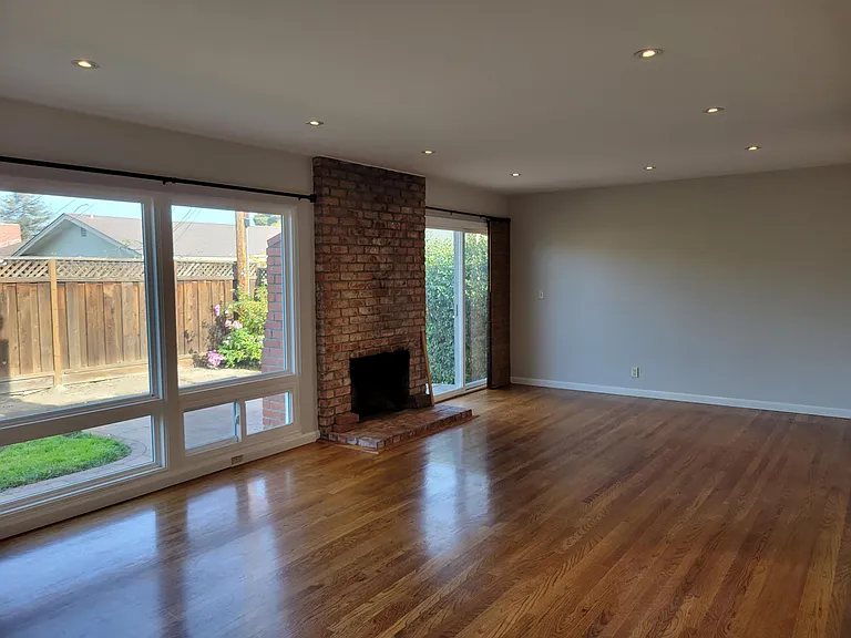 1013 Tulip Dr — Photo 4