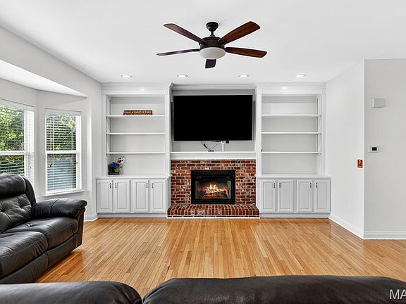 3rd image of 863 Emerald Oaks Ct