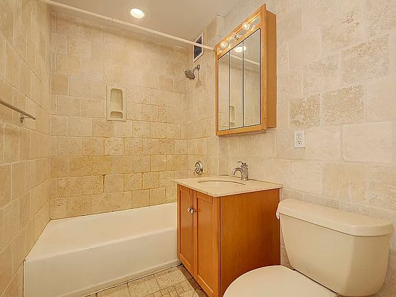 5th image of 143 Mulberry St APT 3A