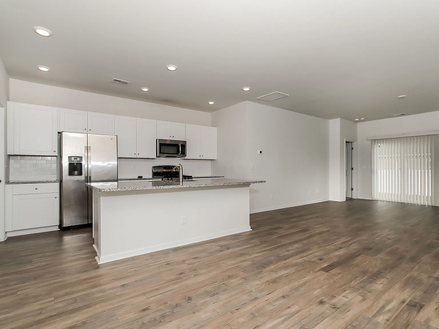 5 bed, 2.5 bath, 2343 sqft, $2,215 — Photo 3