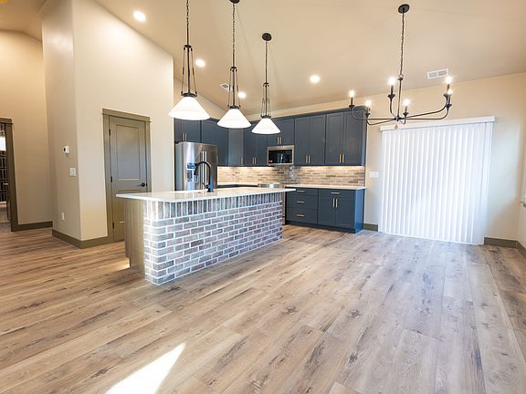 Award winning interior design. Comes with highest end KitchenAid appliances.