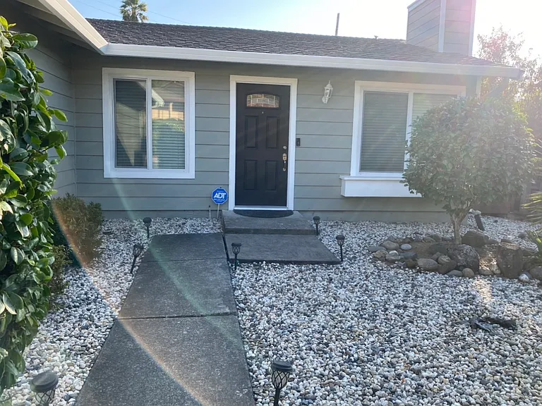 Pueblo Way — Photo 2