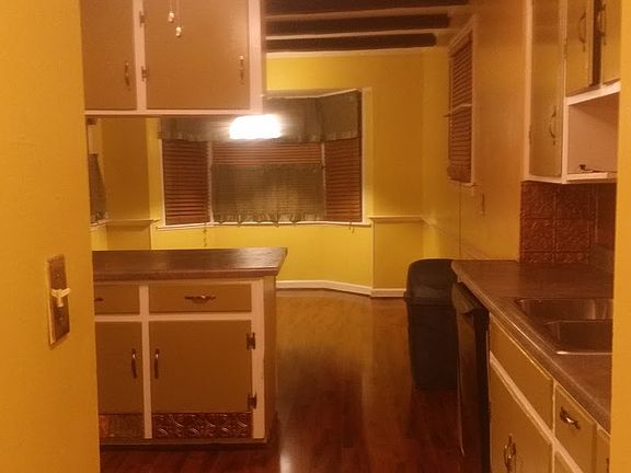 Kitchen w/counter, BkFt area