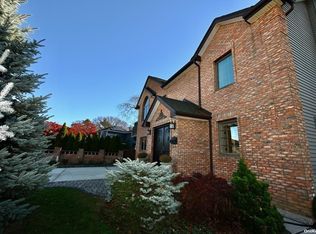 2 Monroe Ave, Merrick, NY 11566